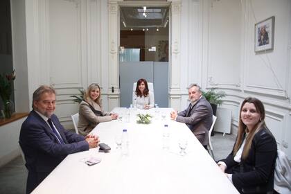 El senador Roberto Mirabella, junto a Cristina Kirchner y a otros legisladores santafesinos como Marcelo Lewandowski, María de los Ángeles Sacnun y Magui Mastaler
