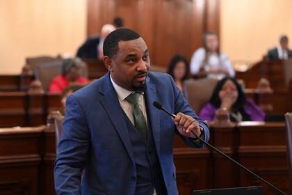 El senador Willie Preston aseguró que muchos niños se hacen pasar por jóvenes de 25 años en Internet (Illinois State Democrats)