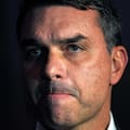 Flavio Bolsonaro echa a su jefe de campaña en medio de un escándalo que complica su candidatura