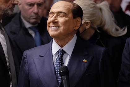 El senador y presidente de Forza Italia Silvio Berlusconi asiste a la inauguración de la nueva sede de la coordinación regional de Lombardía de Forza Italia el 19 de noviembre de 2022 en Milán, Italia.