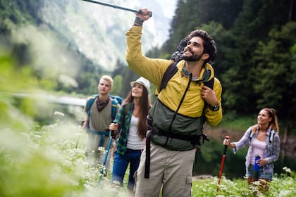 El senderismo puede ser una actividad ideal para realizar en grupo