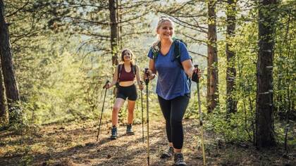 El senderismo suele hacer referencia a recorridos de corta duración, de uno o pocos días, en caminos y senderos bien delimitados y de una dificultad más bien baja
Foto: iStock