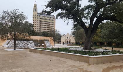 El Sendero Bicentenario se establece como una red de caminos para peatones y bicicletas que conecta el Álamo con el Capitolio Estatal