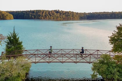 el Sendero del Lago Salem, una ruta de aproximadamente 11 kilómetros que rodea el lago y es popular entre corredores, ciclistas y amantes de la naturaleza (visitwinstonsalem)