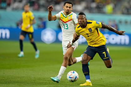 El senegalés Ismail Jakobs pierde la marca del jugador ecuatoriano Pervis Estupiñán durante el partido en entre Ecuador y Senegal