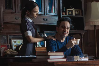 El señor de la casa es una producción tailandesa de siete capítulos que habla sobre una familia rica, productora de joyas, que luego de una trágica muerte, sus herederos se desesperarán por obtener la fortuna