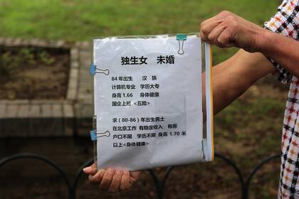 El Señor Liu exhibe el CV de su hija, pero no acepta mostrar su rostro