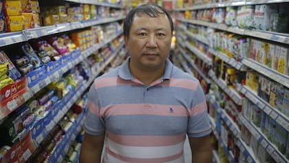 El señor Wei, hoy un hombre sin patria, en uno de los pasillos del supermercado que maneja, en la Recoleta
