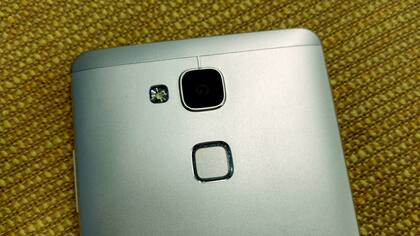 El sensor biométrico funciona por simple tacto (no es un botón, ni hay que deslizar la yema del dedo) y detecta hasta cinco huellas