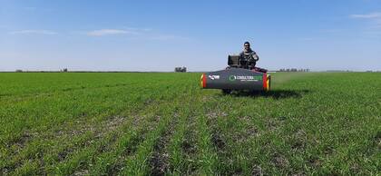 El sensor solo pesa 30 kilos, se lo puede transportar en la caja de una camioneta, no toca el suelo y posee cuatro receptores que permite medir cuatro profundidades