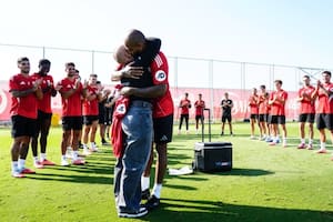 El sentido abrazo del futbolista Marcao con su esposa, en un emotivo momento de la práctica de Sevilla