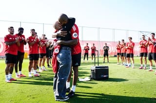 El emotivo gesto del plantel de Sevilla y de Almeyda con la mujer de uno de sus futbolistas tras superar el cáncer