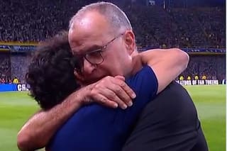 El sentido abrazo entre Pablo Aimar y Marcelo Bielsa y qué le dijo el Loco al oído