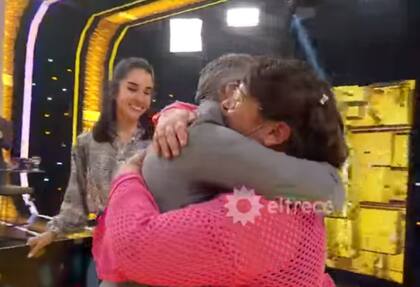 El sentido abrazo entre Luciano, el campeón, y Cecilia, a quien le aseguró que ayudaría con el piso de su casa (Foto: Captura eltrece)