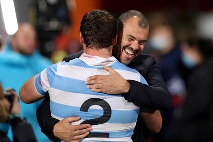 El sentido festejo del capitán Julián Montoya con el entrenador Michael Cheika luego de conseguir la hazaña histórica y vencer a los All Blacks en Christchurch