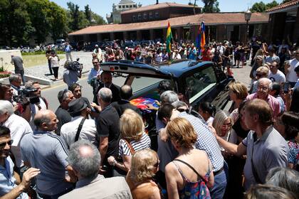 Músicos, amigos y familiares le brindaron su último adiós al artista en Chacarita