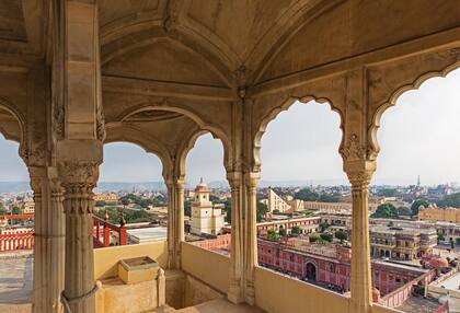 El séptimo piso de Chandra Mahal ofrece una vista de los dominios de palacio, que ocupan una séptima parte de Jaipur, la capital de Rajastán. Cuando Su Alteza está en casa, flamea la insignia kachwaha.