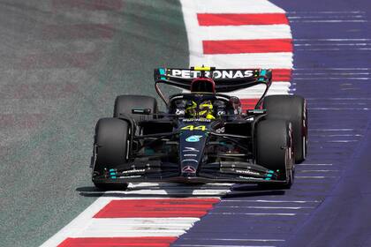 El séptuple campeón Lewis Hamilton, el primer piloto penalizado en el Gran Premio de Austria: el británico recibió la sanción en la octava vuelta, después de superar el límite de pista en cuatro oportunidades en la Curva 10