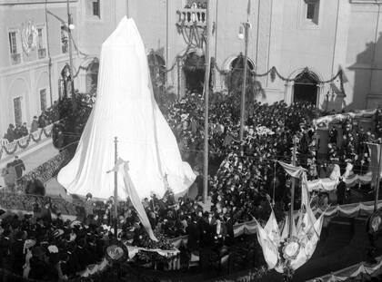 El sepulcro de Belgrano, en el atrio de la Iglesia de Santo Domingo, se inauguró el 20 de junio de 1903.