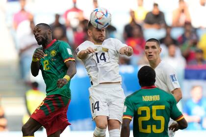 El serbio Andrija Zivkovic cabecea la pelota en el partido entre Camerún y Serbia