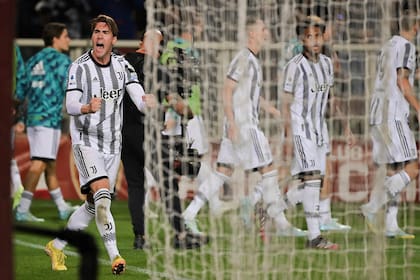 El serbio Dusan Vlahovic festeja el único gol de Juventus, que venció 1-0 a Torino en el clásico turinés; Leandro Paredes ingresó sobre el final del encuentro