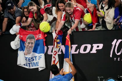 El serbio firma autógrafos tras ganar su primer partido en el Australian Open