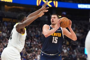 El triple imposible de Jokic y otro récord histórico del pivote serbio más dominante de la NBA
