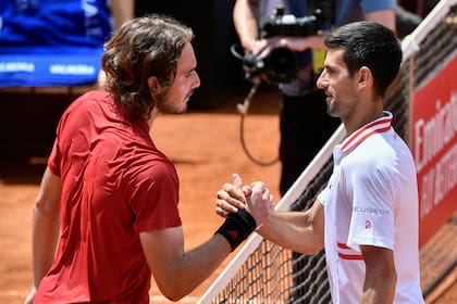 El griego Stefanos Tsitsipas y el serbio Novak Djokovic disputan uno de los trofeos más preciado del tenis: la Copa de los Mosqueteros, de Roland Garros.