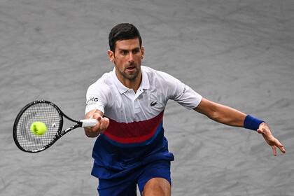 El serbio Novak Djokovic devuelve ante el ruso Daniil Medvedev, en el Masters 1000 de París. Ambos son favoritos a llevarse el último trofeo del año