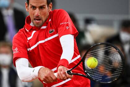 Mangas largas: el clima poco habitual para el torneo de Roland Garros impuso cambios en la vestimenta del serbio Novak Djokovic 