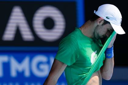 El serbio Novak Djokovic entrena en Melbourne, a la espera de un debut todavía incierto