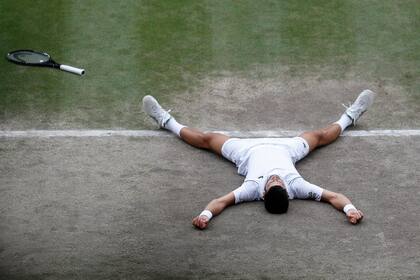 El serbio Novak Djokovic derrumbado tras vencer al italiano Matteo Berrettini en la final de Wimbledon, el domingo pasado. 
