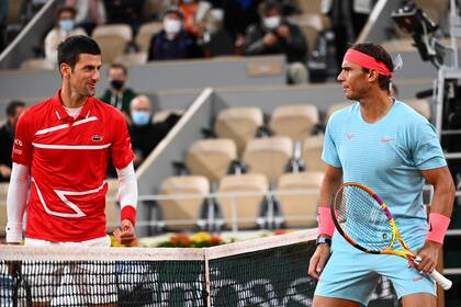 El serbio Novak Djokovic y el español Rafael Nadal, en posiciones opuestas tanto en el tenis como fuera del court. 