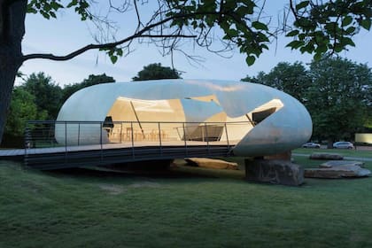 El Serpentine Gallery Pavilion fue erigido por Radić en Londres.