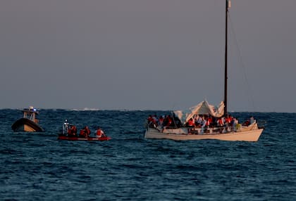 El Servicio de Aduanas y Protección de Fronteras de EE.UU., junto con las fuerzas del orden locales y otras agencias, atienden a un velero con más de dos docenas de inmigrantes haitianos a bordo cerca de Virginia Key el 12 de enero de 2023 en Miami, Florida.