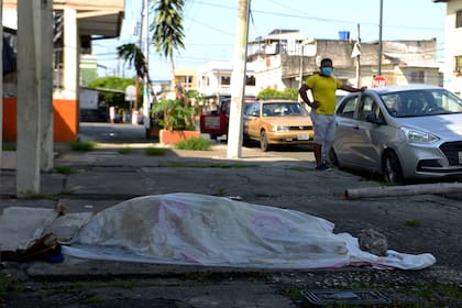 El servicio de asistencia sanitaria no da abasto para atender la pandemia de coronavirus en Ecuador, y la gente deja el cuerpo de sus familiares en las calles; Guayaquil, la ciudad más castigada