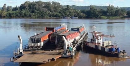 El servicio de balsa entre San Javier y Porto Xavier no es el único, también hay cruces similares en El Soberbio-Porto Soberbo y Alba Posse-Maua