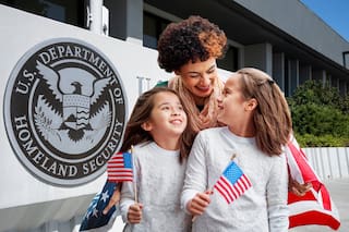 El Uscis publica qué evidencia debes presentar para demostrar tu relación familiar: la tabla oficial de 2025