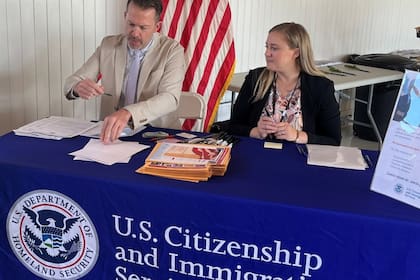 El Servicio de Ciudadanía e Inmigración de EE.UU. (USCIS, por sus siglas en inglés) establece que la solicitud debe presentarse con hasta 180 días de anticipación, dependiendo de la categoría migratoria