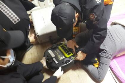 El servicio de emergencias coreano socorrió a la mujer, cuyo pelo estaba atrapado dentro del robot