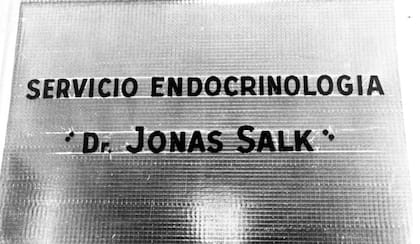 El servicio de endocrinología del Hospital Israelita fue bautizado con el nombre del Dr. Jonas Salk, investigador médico y virólogo estadounidense, nacido en una familia judía rusa, principalmente reconocido por su aporte a la vacuna contra la poliomielitis.
