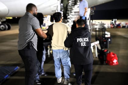 El Servicio de Inmigración y Control de Aduanas (ICE) tiene el objetivo de detención y deportación de migrantes en Estados Unidos