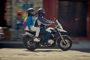 Qué y cómo piensan quienes prefieren una moto en lugar de un auto para viajar