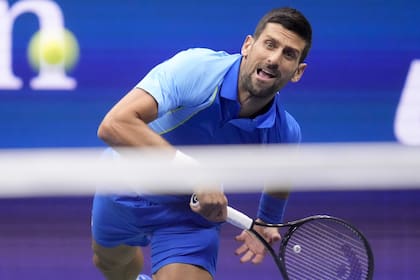 El servicio de Novak Djokovic frente a Daniil Medvedev, en la final del US Open 
