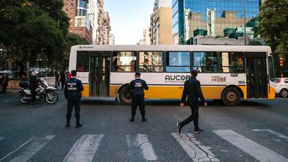 El servicio de transporte de emergencia, con fuerte custodia