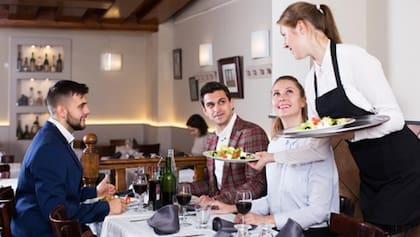 El servicio de un mozo es indispensable para que el comensal se sienta a gusto