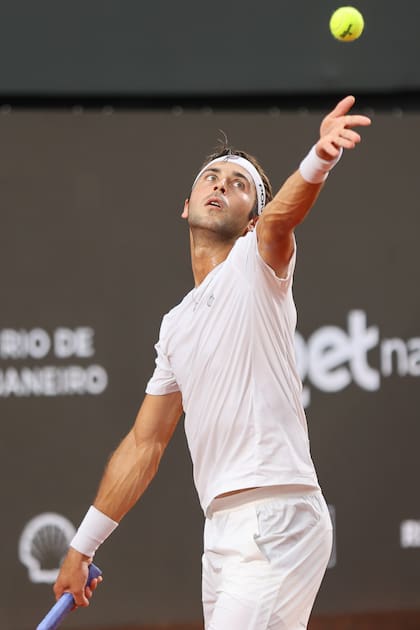 El servicio fue uno de los puntos fuertes de Etcheverry ante Faría en los cuartos de final del Río Open; el argentino no sufrió quiebres de Faria y tuvo buenos porcentajes de eficacia.