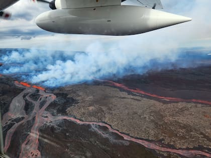 El Servicio Geológico de Estados Unidos sigue desde el aire la evolución del volcán Mauna Loa en Hawai