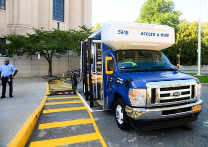El servicio Paratránsito Access-A-Ride ofrece transporte público para los clientes elegibles con discapacidades o condiciones de salud que les impidan usar el metro y los autobuses públicos