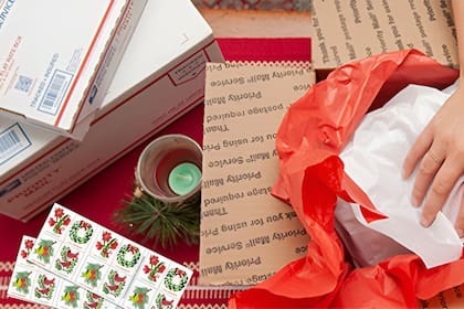 El servicio Postal de Estados Unidos dio a conocer las fechas límites para enviar regalos y que lleguen a tiempo en Navidad